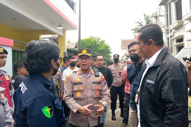 Plt Kapolresta Magelang AKBP Muchamad Sajarod Zakun (tengah) didampingi Direskrimum Polda Jateng Kombes Djuhandani Rahardjo Puro (kanan) dan Kabid Dokkes Polda Jateng, dr Sumy Hastry Purwanti di TKP kasus pembunuhan sekeluarga di Dusun Prajenan, Desa Mertoyudan, Kecamatan Mertoyudan, Kabupaten Magelang, Jawa Tengah, Selasa (29/11/2022),