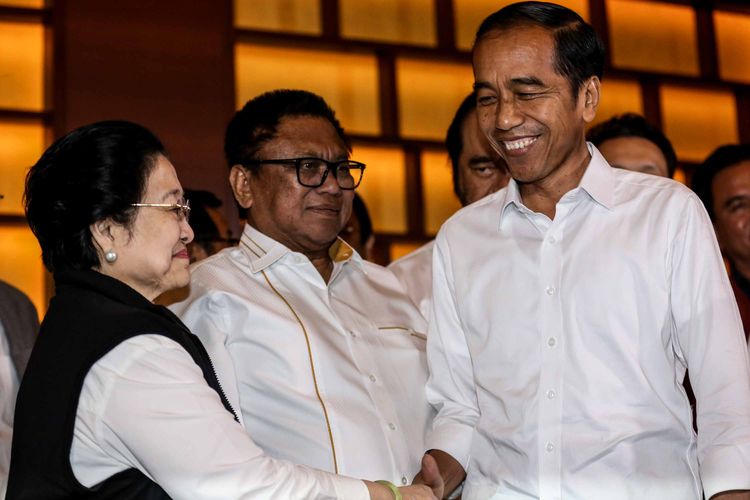 Calon Presiden nomor urut 01, Joko Widodo didampingi sejumlah pimpinan Parpol pendukung saat memberikan keterangan terkait Pilpres 2019 di Jakarta, Rabu (17/4/2019). Pasangan Jokowi-Maruf Amin menyatakan akan menunggu hasil resmi dari KPU meskipun sejumlah lembaga survei memenangkan mereka dalam hitung cepat.