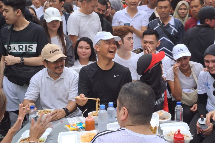 Bakal capres dari PDI-P Ganjar Pranowo makan mi ayam usai lari pagi bersama para artis di CFD Jakarta, Minggu (24/9/2023). 