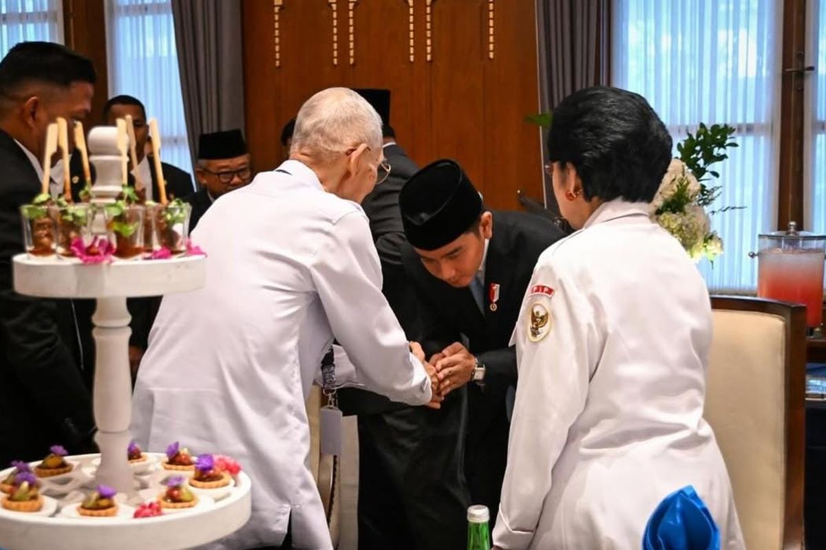 Wapres Gibran Rakabuming Raka menyalami Wapres ke-6 Try Sutrisno, Senin (2/6/2025).
