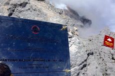 Memasang Plakat, Mengenang Sahabat di Puncak Carstensz...