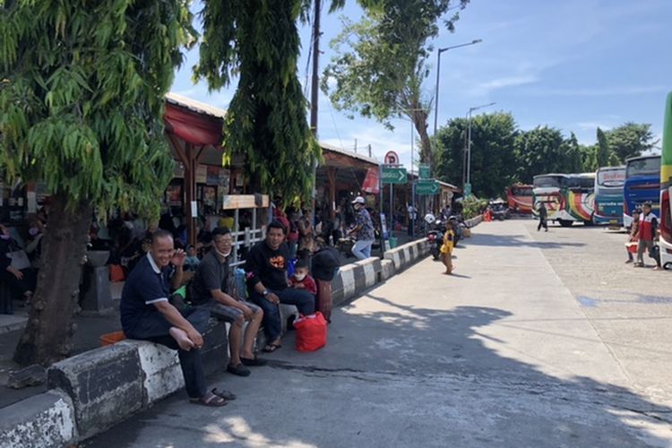 Sejumlah penumpang baru tiba di Terminal Kalideres, Jakarta Barat, Jumat (6/5/2022). Mayoritas penumpang yang kembali berasal dari wilayah Banten, Jawa Barat dan Jawa Tengah. 