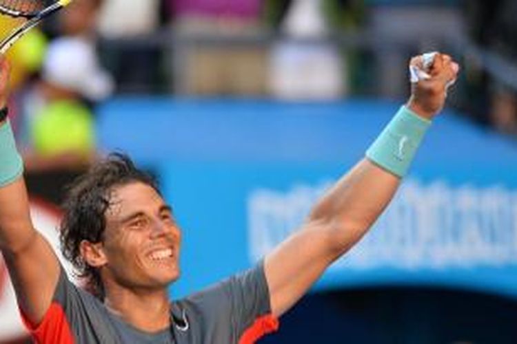 Petenis Spanyol, Rafael Nadal merayakan kemenangannya atas petenis Bulgaria, Grigor Dimitrov pada perempat final Australian Open di Rod Laver Arena, Melbourne Park, Rabu (22/01/2014).