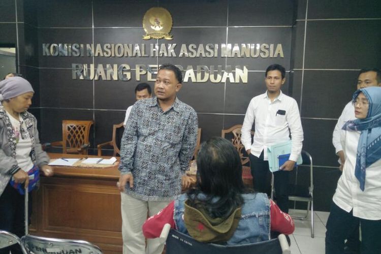Komisioner Komnas HAM Mohammad Choirul Anam Terima Aduan Dugaan Pelanggaran HAM Korban Penggusuran Tamansari di Kantor Komnas HAM, Jakarta, Selasa (14/1/2020)