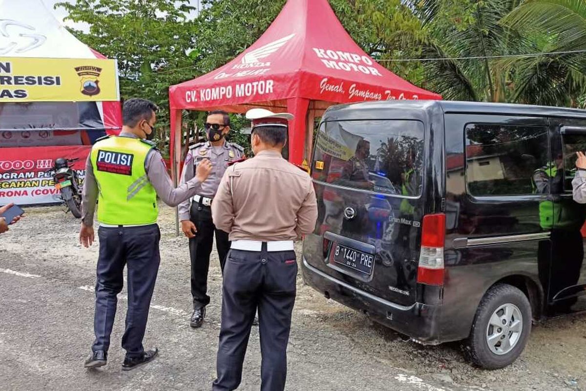 Polisi mengamankan satu unit mobil yang dijadikan travel gelap saat operasi penyekatan pemudik di Ajibarang, Kabupaten Banyumas, Jawa Tengah, Selasa (4/5/2021).