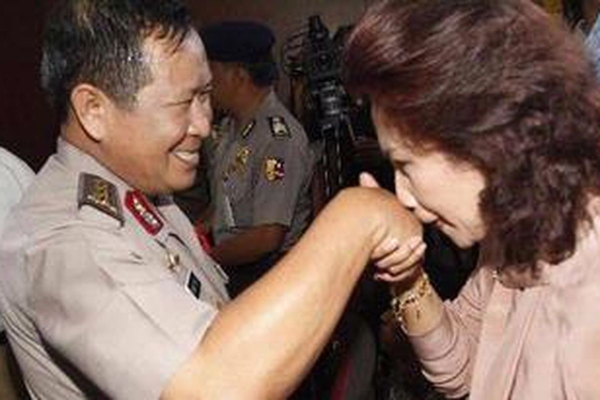 Terdakwa kasus korupsi Komjen (Pol) Susno Duadji dicium tangannya tanda pemberian semangat oleh istrinya Herawati, dalam sidang vonis Susno Duadji di Pegadilan Negeri Jakarta Selatan, Kamis (24/3/3011).  