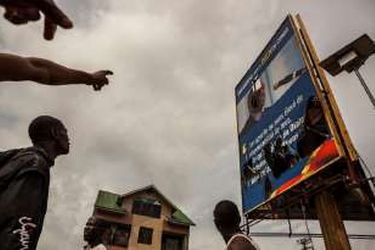 Ratusan demonstran RD Kongo turun ke jalan untuk ambil bagian dalam aksi protes massa oposisi di Kinshasa, 19 September 2016. Beberapa orang di antaranya merusak papan reklame yang antara lain menampilkan wajah Presiden Joseph Kabila.
