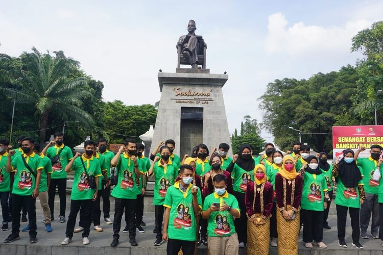 Himpunan Kawula Muda Mangkunegaran (HKMN) menggelar deklarasi dukungan kepada Gusti Pangeran Haryo Paundrakarna Jiwa Suryanegara agar dilantik sebagai Kanjeng Gusti Pangeran Adipati Arya Mangkunegara X di Kompleks Stadion Manahan Solo, Rabu (3/11/2021).