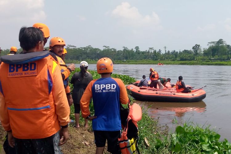 Tim gabungan saat melakukan proses pencarian korban tenggelam di Bendungan Sengguruh, Kecamatan Kepanjen, Kabupaten Malang. 