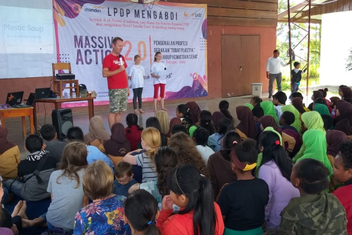 Penerima beasiswa Lembaga Dana Pengeloaan Pendidikan (LPDP) menggelar program Massive Action 2019 (MA) secara serentak di 27 provinsi Indonesia, 21-25 Februari 2019, termasuk di Wamena, Kabupaten Jayawijaya, Papua (23/2/2019).