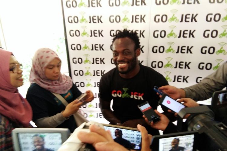 Marquee Player Persib Michael Essien saat hadir dalam acara meet and great yang digagas oleh Go-Jek di Kopi Armor, Dago Pakar, Kamis (31/8/2017).