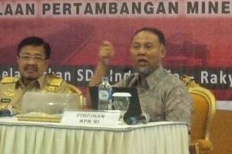 Pimpinan KPK Bambang Widjojanto didampingi gubernur Sultra, Nur Alam saat memberikan materi pada rapat  koordinasi dan supervisi pengelolaan pertambangan mineral batu bara di Kendari.