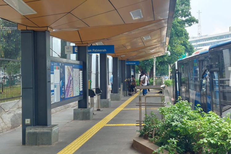 Situasi Halte Stasiun Palmerah dekat Stasiun Palmerah, Jakarta Pusat, Kamis (10/11/2022).