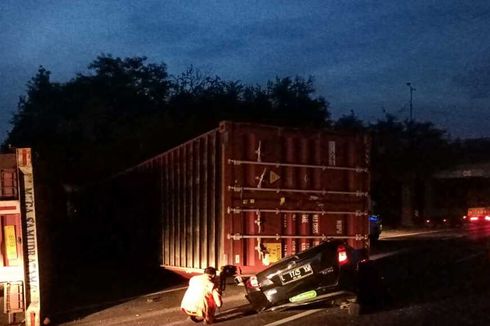 Kontainer Bermuatan Kertas Timpa Daihatsu Sigra di Tol Surabaya-Gempol, 1 Orang Tewas