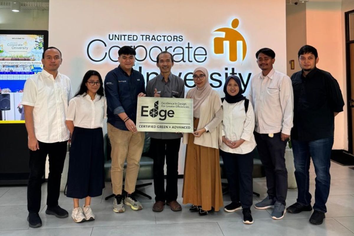 Penyerahan sertifikat EDGE Advanced kepada tim United Tractors karena gedung United Tractors Corporate University di Cakung, Jakarta Timur, yang telah tersertifikasi EDGE Advanced.