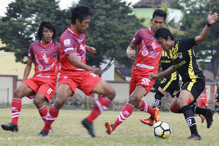 Kushedya Hari Yudo (kanan) saat memperkuat Kalteng Putra di musim 2018.