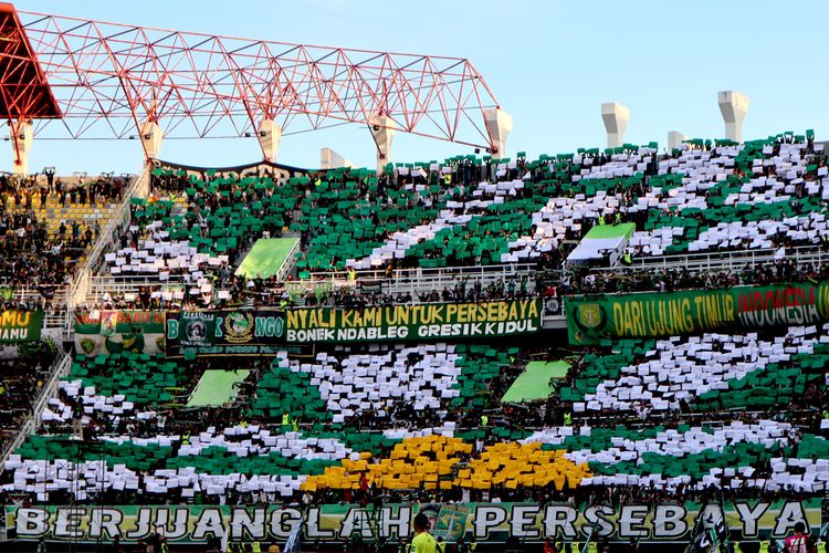 Hasil kreasi suporter Persebaya Surabaya saat uji coba melawan Persis Solo dalam rangka merayakan ulang tahun Surabaya ke 729 di Stadion Gelora Bung Tomo Surabaya, Minggu (22/5/2022) sore.