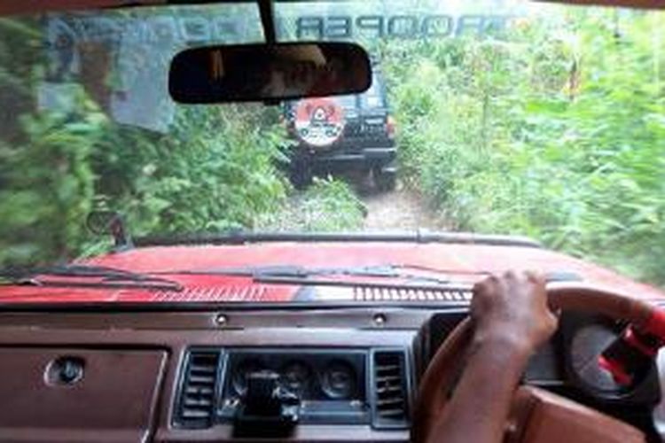 Air Terjun Segenter di Kecamatan Narmada, Kabupaten Lombok Barat, Nusa Tenggara Barat, hanya bisa didatangi setelah wisatawan menembus medan yang cukup berat karena keterbatasan infrastruktur. Air terjun tersebut menawarkan pesona bagi siapa saja dengan suasana yang masih asri dan belum terusik siapa pun. Foto diambil Kamis (26/2/2015).