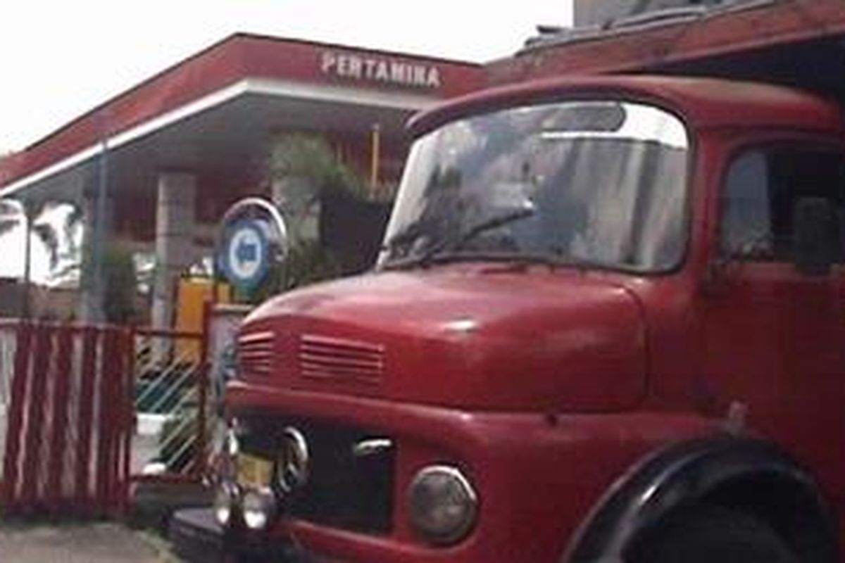 Truk mengantre untuk mendapatkan solar di SPBU Sekarpace, Solo, Jawa Tengah, Senin (1/4/2013)