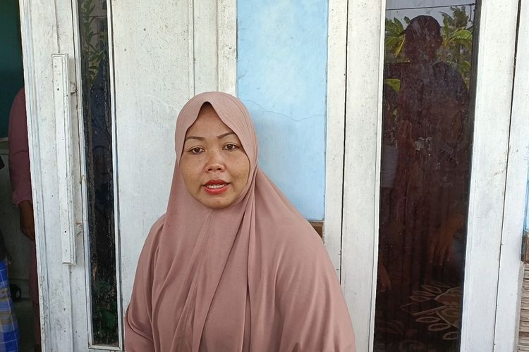 Pipit Setiawati, ibu dari GI (3), bocah laki-laki yang hobi memakan berbagai benda mulai dari kertas, sandal, kardus, hingga kerikil di Kampung Bulak Sukadana, Desa Jayasakti, Kecamatan Muara Gembong, Kabupaten Bekasi. (KOMPAS.com/Joy Andre T). 