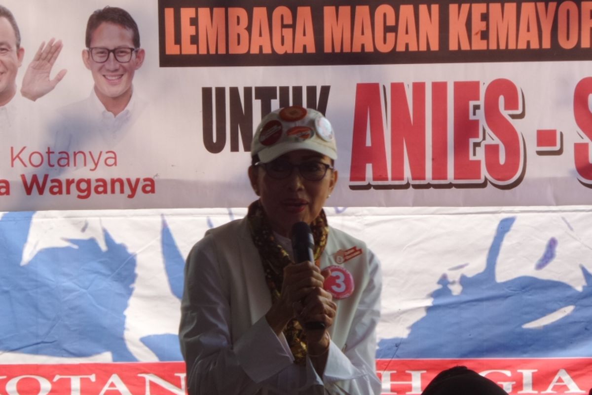 Ibunda calon wakil gubernur DKI Jakarta Sandiaga Uno, Mien R Uno, ikut mengkampanyekan anaknya di Kemayoran, Jakarta Pusat, Senin (13/3/2017).