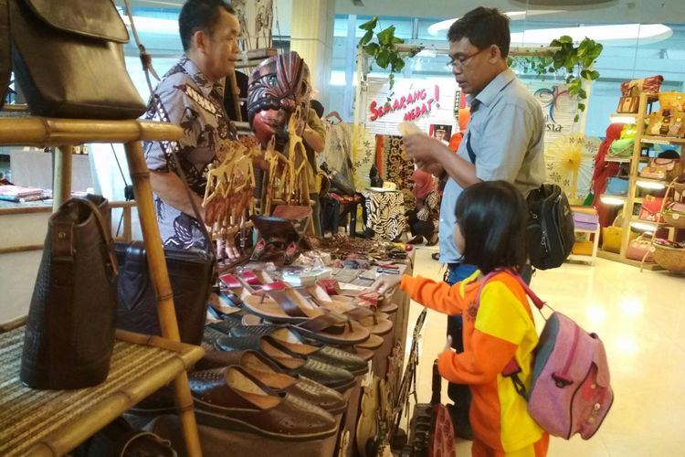 Stan cenderamata di Borobudur Travel Mart and Expo (BTMX) di Grand Artos Magelang, Jawa Tengah, 14-15 Oktober 2017.