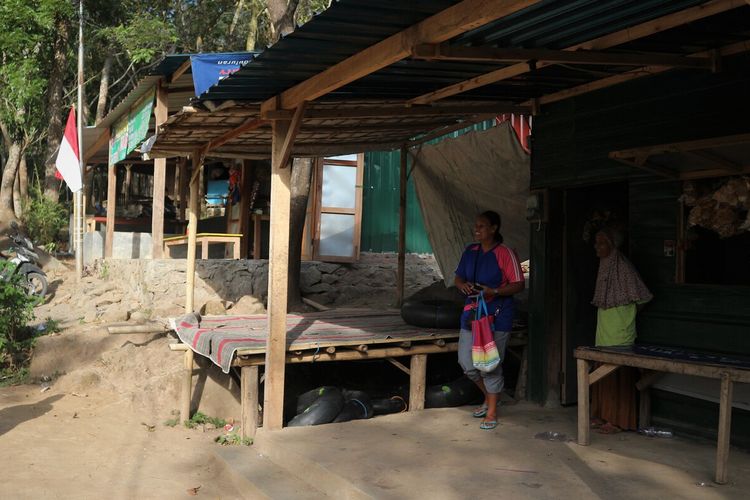 Deretan warung di jalan masuk menuju Dusun Janjing, Desa Seloliman, Kecamatan Trawas, Kabupaten Mojokerto, Jawa Timur. Para pedagang memanfaatkan listrik dari PLTMH Kali Maron untuk penerangan dan beragam aktifitas di tempat usahanya.