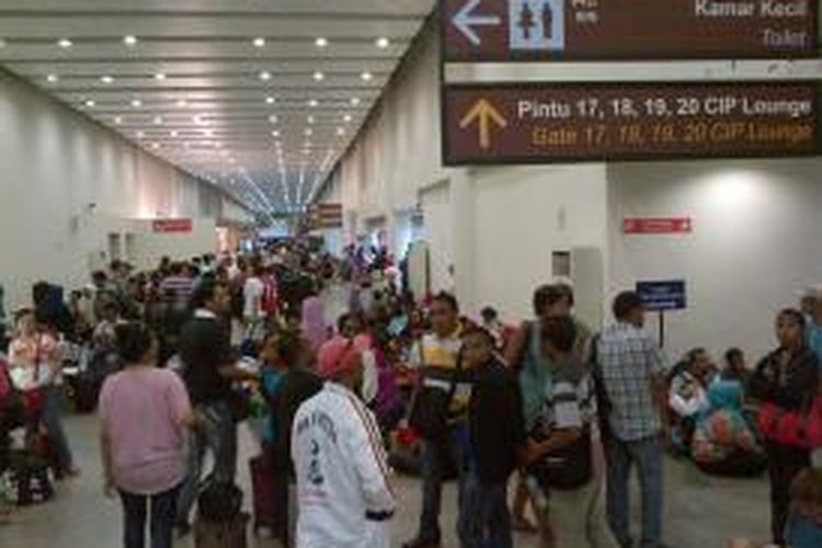 Penumpang maskapai penerbangan Lion Air ke berbagai kota di Indonesia menumpuk di Gate 17 dan 18 Bandara Ngurah Rai, Bali, Minggu (1/9/2013). 