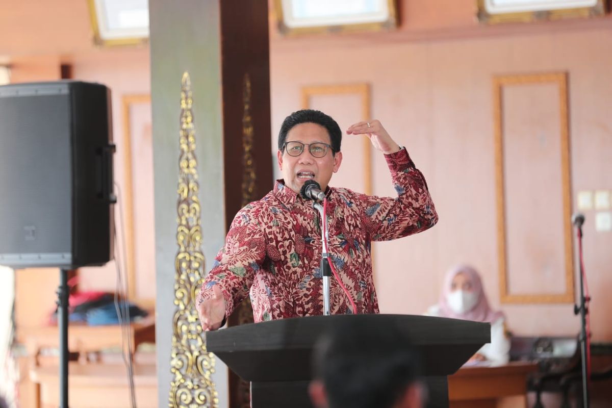 Menteri Desa, PDT dan Transmigrasi, Abdul Halim Iskandar didampingi istri Umi Lilik Nasriyah, manyambangi pendopo kabupaten Wonogiri terkait Kabupaten Pertama Selesaikan Data SDGS Desa. Rabu (16/6).