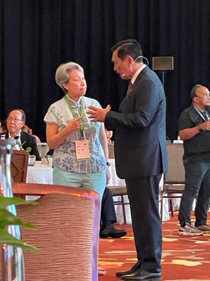 Menteri Koordinator Maritim dan Investasi Luhut Bisar Panjaitan tengah berbincang dengan Menteri Keberlanjutan dan Lingkungan Singapura Grace Fu usai diskusi panel Ecosperity yang digelar Temasek Foundation, Seals (6/6/2023).