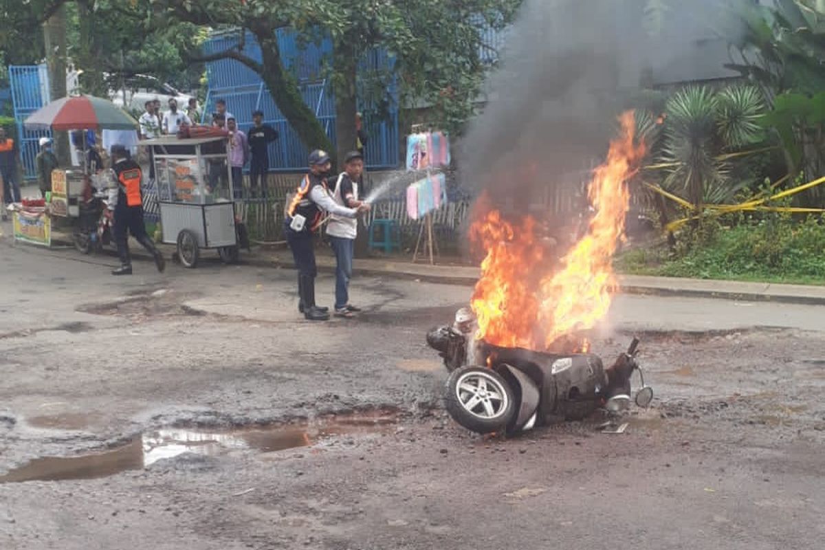 Sebuah vespa terbakar di Jalan Boulevard Grand Depok City, Tirtajaya, Cilodong, Depok pada Selasa (18/10/2022) sekitar pukul 15.05 WIB.