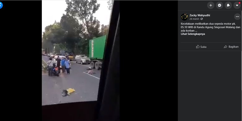 Tangkapan layar video kejadian lakalantas akibat pesepeda motor lawan arah di daerah Singosari, Malang pada Senin (3/5/2021).
