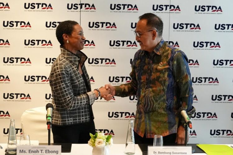 Direktur Badan Perdagangan dan Pembangunan Amerika Serikat (USTDA) Enoh T. Ebong dan Kepala Otorita Ibu Kota Nusantara (OIKN) Bambang Susantono dalam konferensi pers di Jakarta, Kamis, 7 Maret 2024.