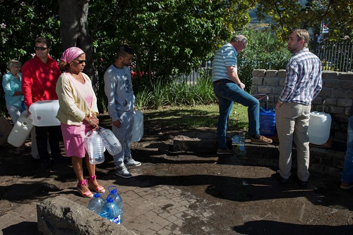 Warga mengantre untuk mengambil air dari keran yang bersumber dari mata air di Newlands, Mei 2017 lalu.