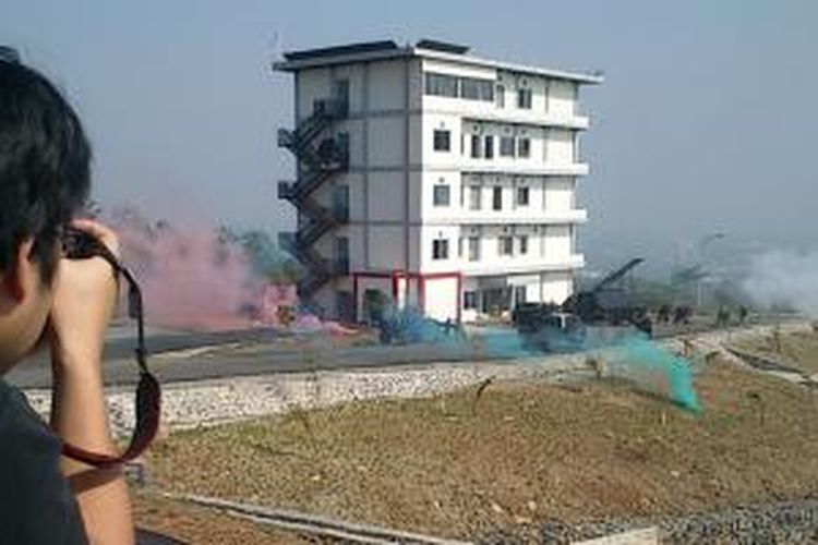 Simulasi penyergapan teroris digelar dalam penutupan Latihan Bersama Counter Terrorism Exercise (CTx) atau Penanggulangan Terorisme yang diikuti 10 negara ASEAN dan 8 negara partner ASEAN di Sentul, Jumat (13/9/2013). 