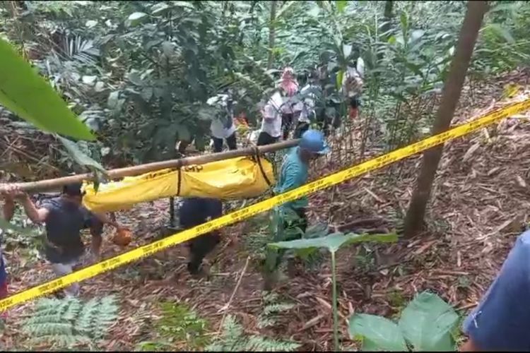 Petugas mengevakuasi jasad Manir (54), seorang ibu rumah tangga warga Dusun Jiwut, Desa Tileng, Kecamatan Dagangan, Kabupaten Madiun, Jawa Timur. Manir ditemukan tewas dengan luka sayatan di lehernya di dasar jurang sedalam 300 meter, Senin (5/2/2024) siang.