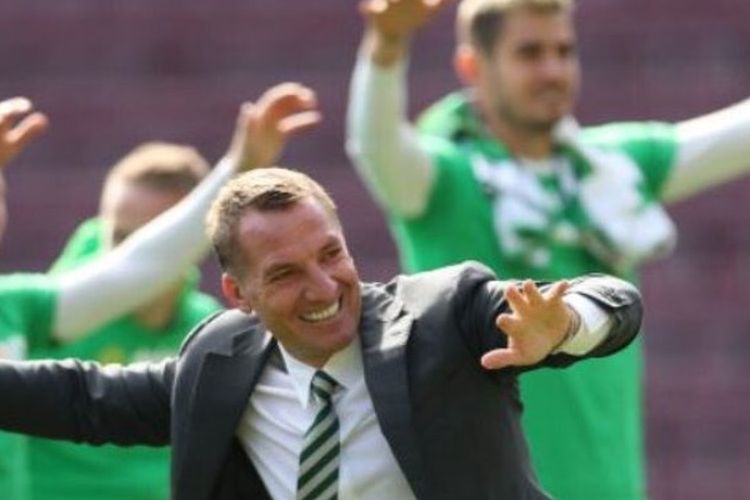 Selebrasi Manajer Brendan Rodgers seusai Celtic FC memenangi laga atas tuan rumah Hearts dengan skor 5-0 yang memastikan mereka menjuarai Liga Skotlandia 2016-2017 di Stadion Tynecastle, Edinburgh, Minggu (2/4/2017)