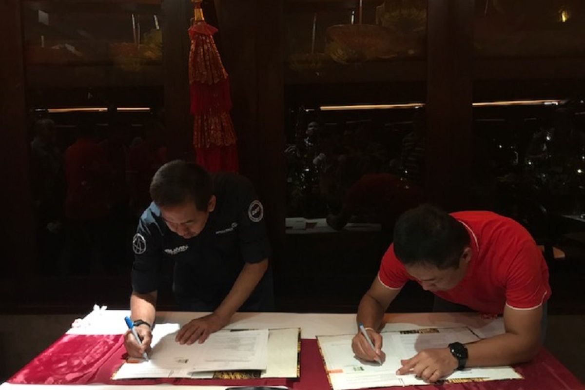 Direktur PT. Angkasa Pura II, Muhammad Awaluddin menandatangani MoU kerja sama dengan Telkomsel, Rabu malam, 11 Oktober 2018, di Nusa Dua, Bali.