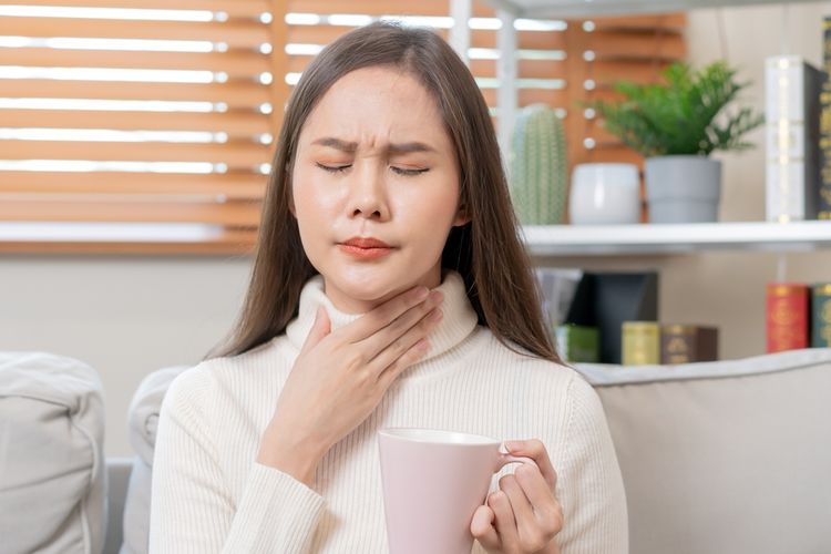 Ilustrasi batuk. Batuk adalah salah satu gejala ISPA. ISPA adalah memengaruhi saluran pernapasan atas yang meliputi hidung, tenggorokan, faring, laring, dan bronkus. 