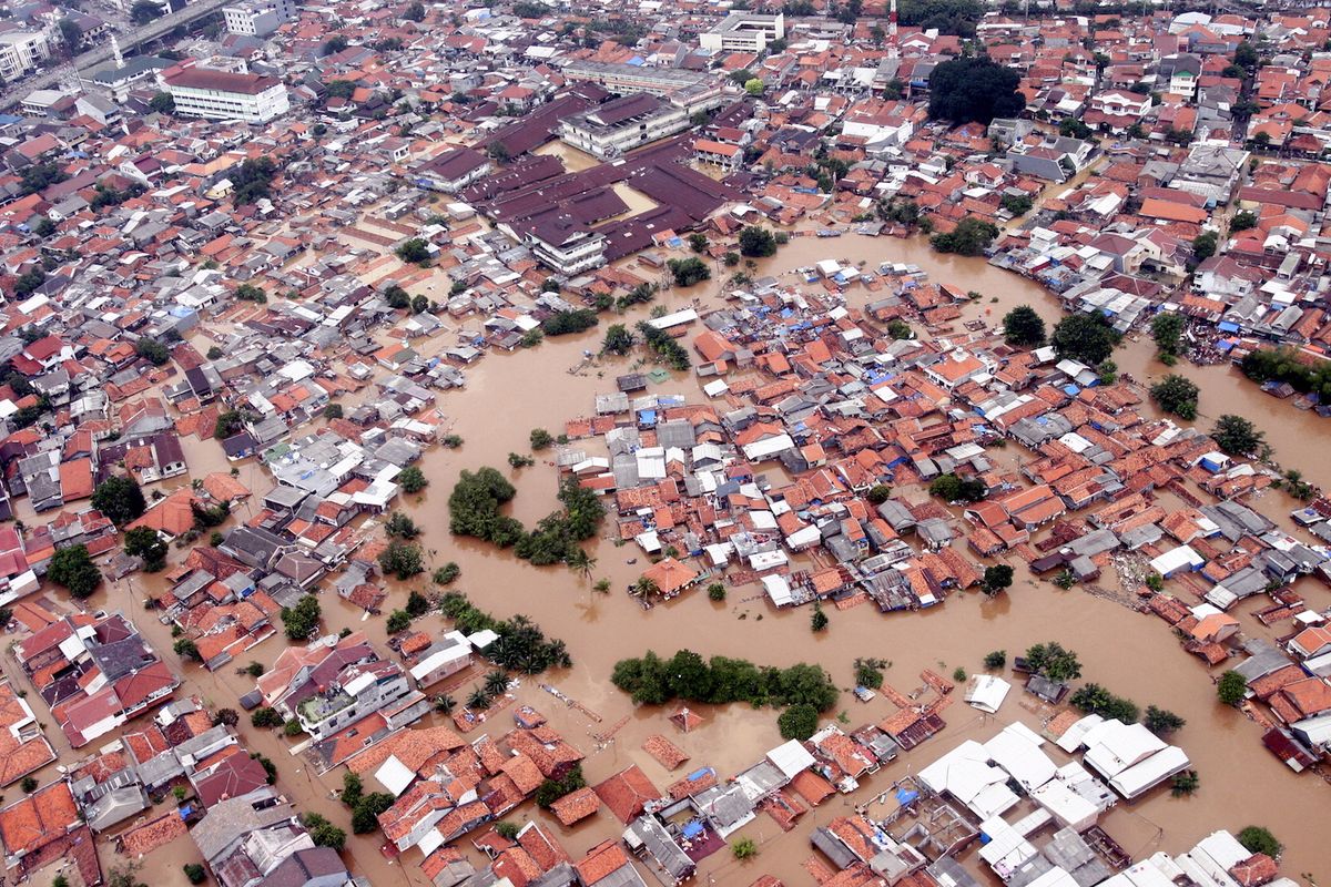 Risiko atas penataan lingkungan yang kurang menyebabkan banjir, seperti terjadi di Kampung Melayu, Jakarta Timur, 4 Februari 2007. Kalangan industri pun harus siap mengantisipasi kejadian buruk ini. 