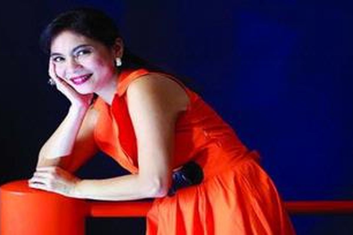 Setiap gerak Yessi Haryanda seolah tarian, lembut dan sedap dipandang. 