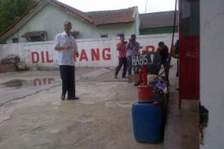 Gubernur Ganjar Pranowo melihat pasokan bensin di SPBU Dieng habis, Kamis (9/7/2015)