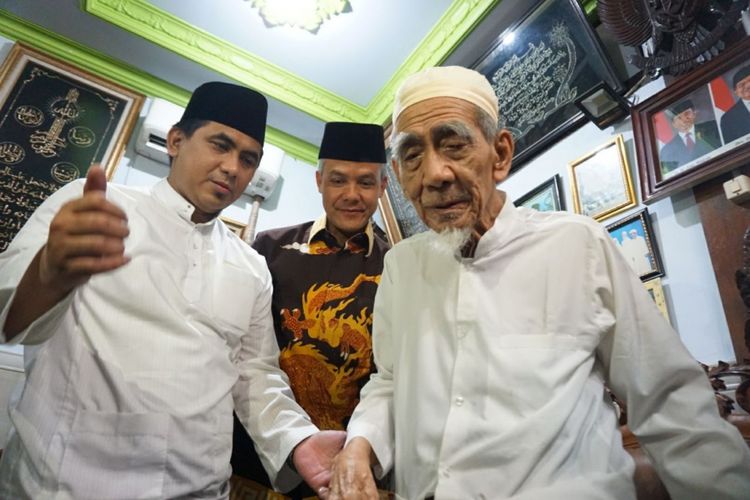 Ganjar Pranowo (tengah) dan Taj Yasin (kiri) berkunjung ke kediaman ulama KH Maimoen Zubair di Rembang setelah keduanya mendaftar ke KPU Jateng, Selasa (9/1/2018) malam.