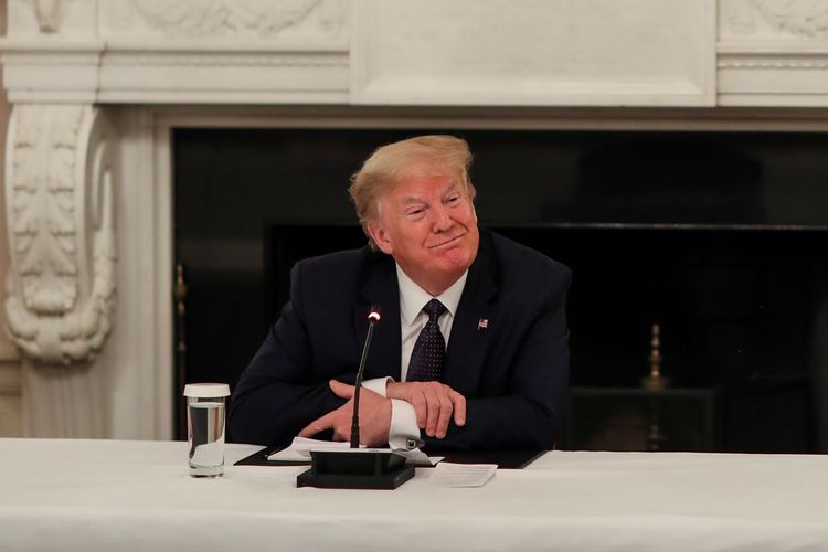 Presiden Amerika Serikat Donald Trump berbicara dengan pemilik restoran dan pelaku industri selama rapat penanganan virus corona di Ruang Jamuan Gedung Putih, Washington, pada 18 Mei 2020.