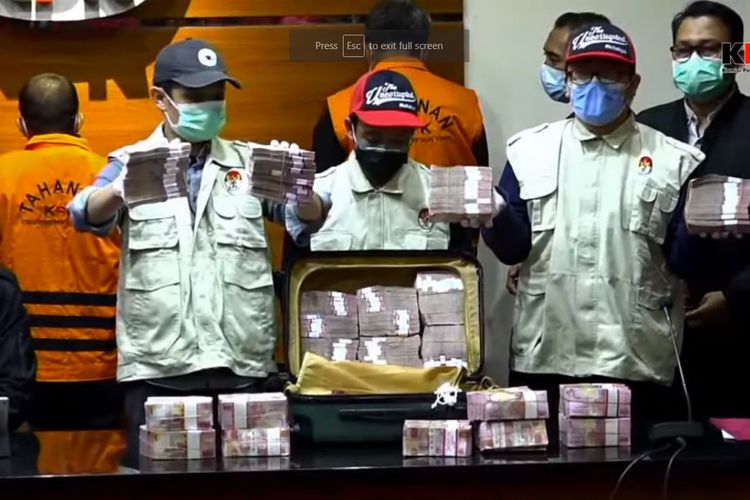 Tangkapan layar barang bukti berupa uang yang diamankan petugas KPK dalam operasi tangkap tangan Gubernur Sulawesi Selatan Nudin Abdullah, Sabtu (27/2/2021).