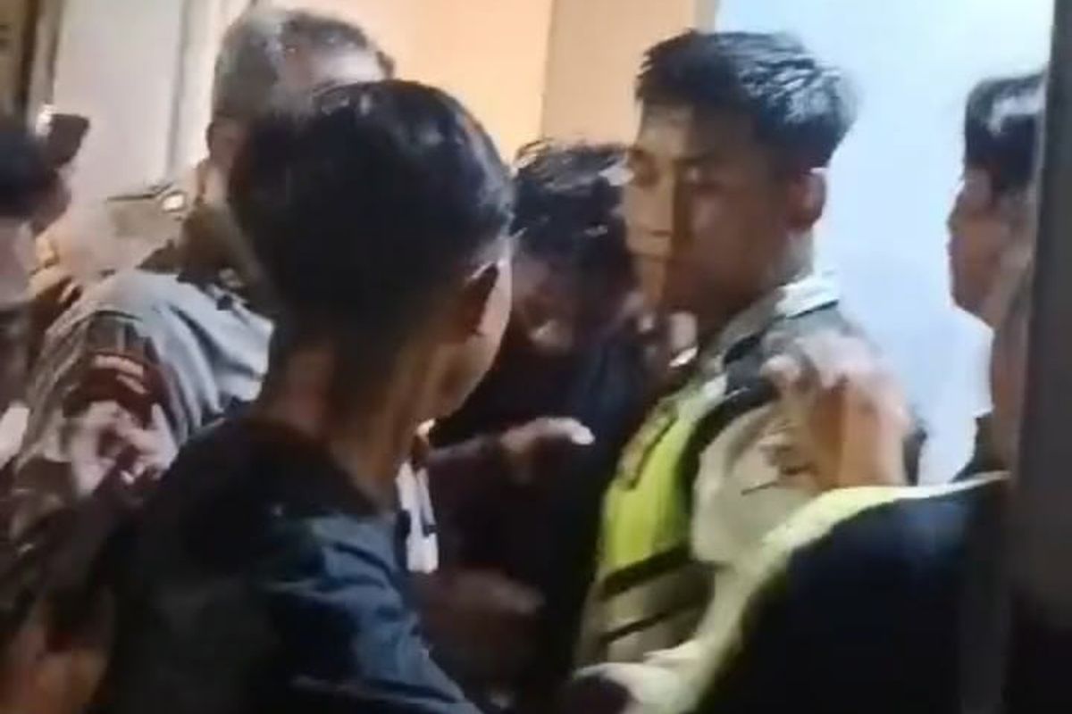 Pelaku pencurian di kawasan Ruko Citraland, Desa Petiken, Kecamatan Driyorejo, Gresik, Jawa Timur, berinisial ID saat diamankan pihak kepolisian setempat dari amukan massa.