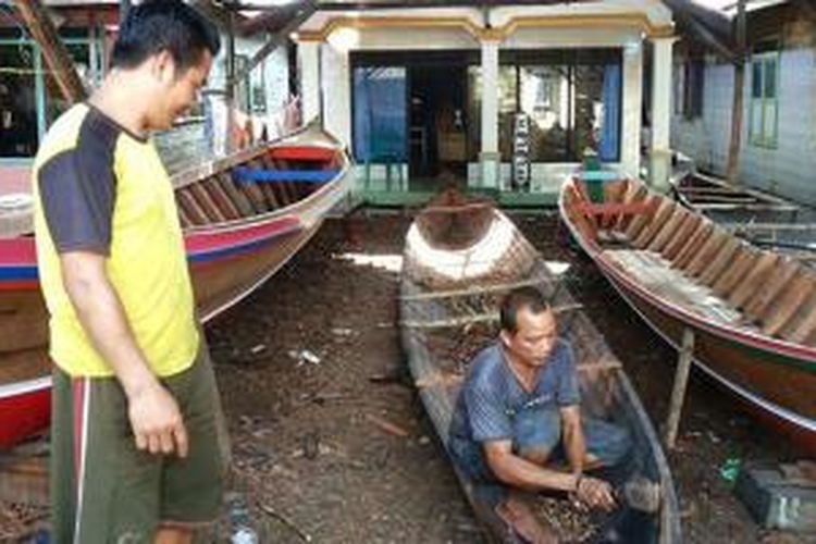 Proses pembuatan perahu tradisional Banjar, Kalimantan Selatan. 