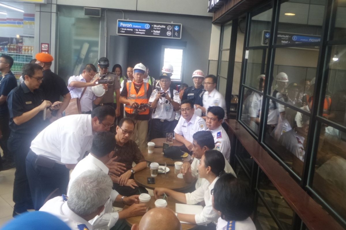 Menteri Perhubungan Budi Karya dan Menteri BUMN Rini Sumarno Tinjau Pembangunan MRT  dan Kereta Api Bandara, Minggu (12/3/2027)
