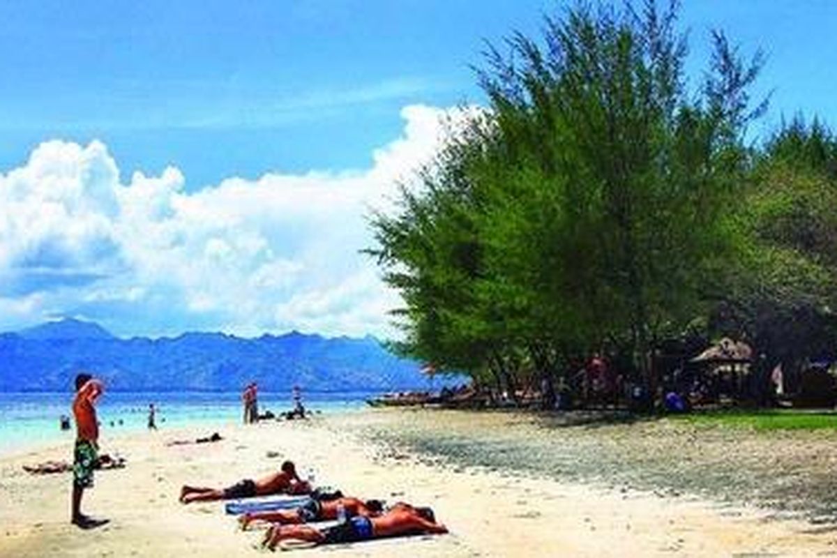 Berjemur sinar matahari di hamparan pasir putih memberikan kenikmatan tersendiri dan menjadi salah satu hal yang mendorong wisatawan mancanegara mengisi liburan di obyek wisata Gili Trawangan di Desa Gili Indah, Lombok Utara, Nusa Tenggara Barat, akhir Desember 2009.