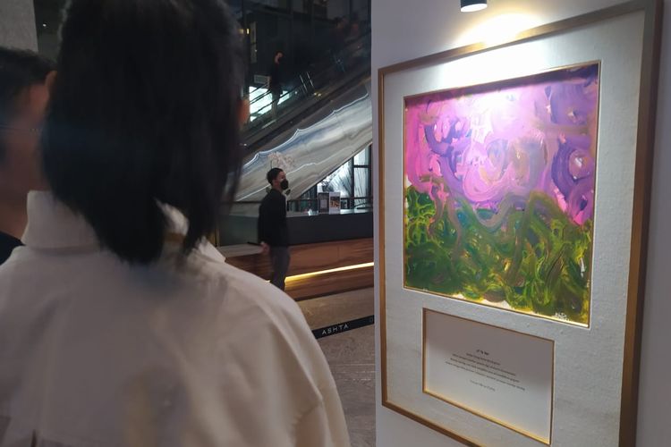 Pengunjung mencermati lukisan penyandang cerebral palsy, Teresa Olivia Purba, pada pameran lukisan Ashta Eccentric 2023 di Ashta 8, Jakarta Selatan, Sabtu (20/5/2023).

Pameran berlangsung mulai Jumat (19/5/2023) sampai dengan Minggu (18/6/2023).